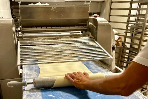 Étalage de la pâte pour la fabrication de viennoiseries à la boulangerie pâtisserie La Talemelerie à Grenoble et Chambéry