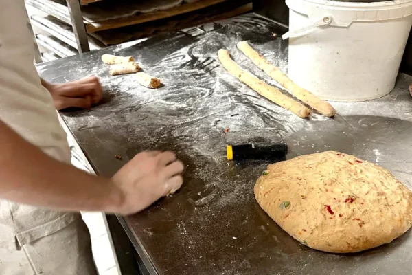 Façonnage et fabrication de grignettes croustillantes à la boulangerie pâtisserie La Talemelerie à Grenoble et Chambéry