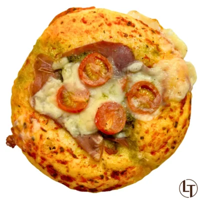 Pizza tomates cerises, pesto et jambon dans Snacking, Pizzas à la boulangerie pâtisserie La Talemelerie