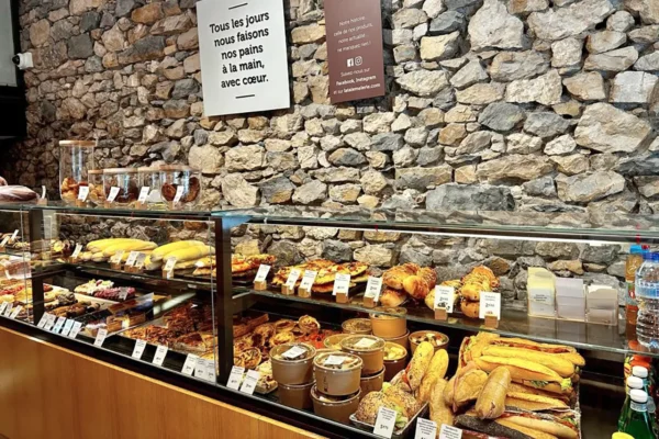 Présentation des viennoiseries, tartes sucrées et salées, sandwichs et gâteaux de la boulangerie pâtisserie La Talemelerie Championnet à Grenoble