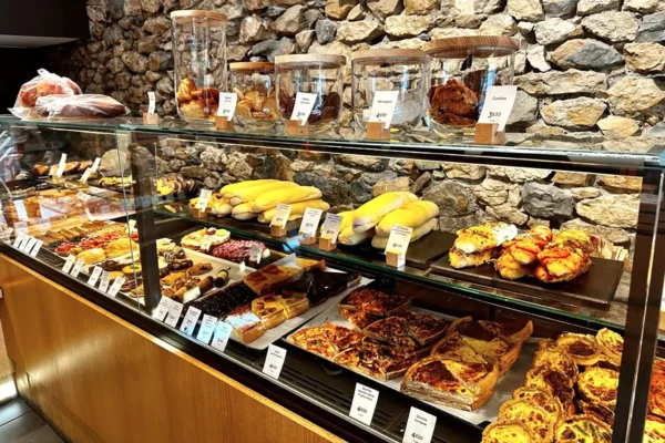 Vitrine de présentation des sandwichs et produits salés et sucrés de la boulangerie pâtisserie La Talemelerie Championnet à Grenoble